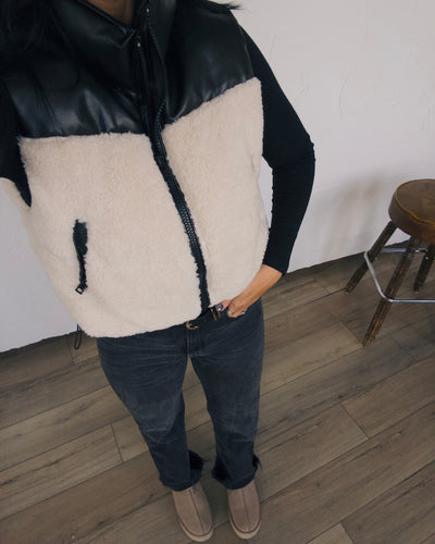 Hearthside Cropped Sherpa Vest - Cream/Black